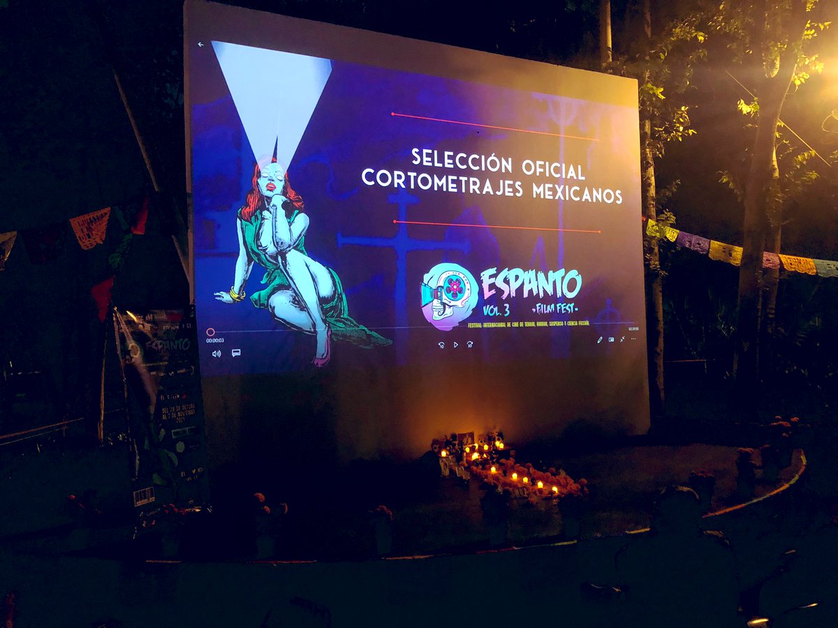 EspantoFilm's tweet photo. La noche en que #EspantoFilmFest conquistó la #CDMX  🖤 mucho cine, muchos amigos, mucho Espanto 
Gracias Videorama Parque Hundido @STaboadaMx @primercortoinfa Areli Flores y gracias a todos los que nos acompañaron #Espanto 🎬💀🇲🇽 https://t.co/l6pvs7TGvP