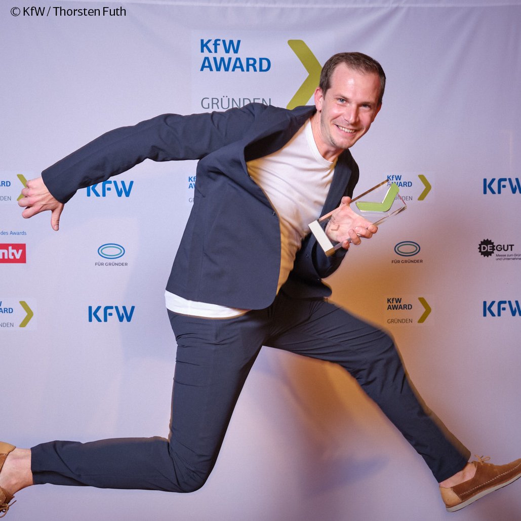 KfW's tweet photo. #KfWAwardGründen – Herzlichen Glückwunsch an die Gewinner! 🎊
Gestern auf der Preisverleihung in #Berlin wurde #Circunomics als #Bundessieger ausgezeichnet.🏆
@goheyho wurde der #Sonderpreis für ihr #SocialEntrepeneurship überreicht.
Auch Danke an: @peteraltmaier @ooia @deGUT https://t.co/o6mTtsuanY