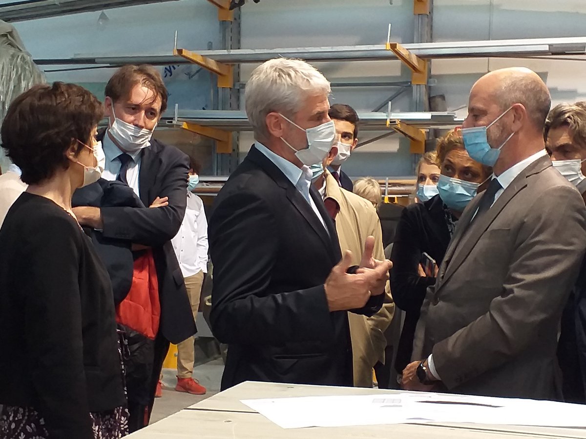 Prefet37's tweet photo. Le ministre @education_gouv @jmblanquer a poursuivi sa visite en #Touraine par la visite de l'entreprise @SoComposites à #Mettray, lauréate du plan de #relance. Elle va s'agrandir pour développer de nx projets #bâtiments #Ecologie #avenir #formation #CFATours https://t.co/5S6yCrdlVb