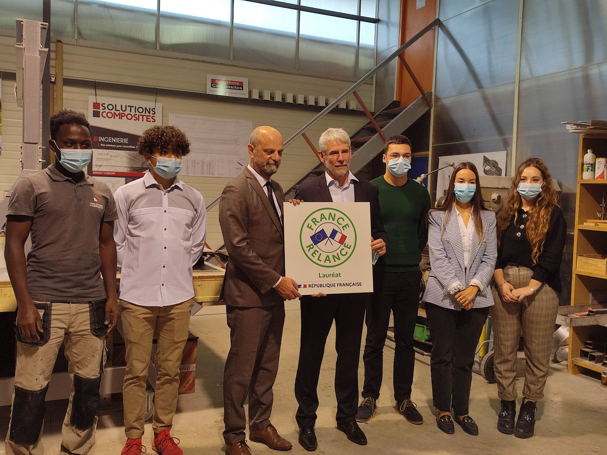Prefet37's tweet photo. Le ministre @education_gouv @jmblanquer a poursuivi sa visite en #Touraine par la visite de l'entreprise @SoComposites à #Mettray, lauréate du plan de #relance. Elle va s'agrandir pour développer de nx projets #bâtiments #Ecologie #avenir #formation #CFATours https://t.co/5S6yCrdlVb
