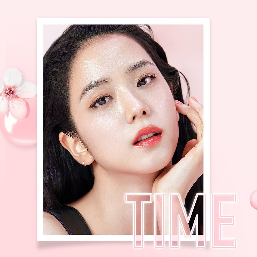 H0UR_NT's tweet image. ⇒ @ 𝗖𝗢𝗠𝗠𝗘𝗥𝗖𝗜𝗔𝗟𝗦 

           Kim Jisoo  [  BLACKPINK  ]
                                x
              DIOR  #TIMETOGLOW 

artist: @__sooyaa__ 
manager: kjbzo 
data: 291021