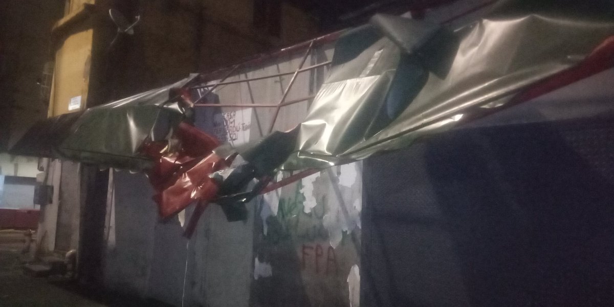 Buen día,el domingo 17de octubre en horas de la noche se derribó el señalamiento de vialidad,con suerte que no hubo pérdidas humanas, esta situación fue denunciada desde el mes de agosto,hubo daños materiales en el espacio que ocupa la vivienda la familia Verdù/Terán