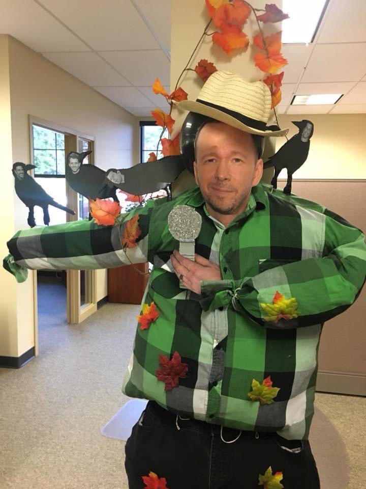 jrobbins68's tweet photo. @DonnieWahlberg when you need to make a scarecrow at work … and your a blockhead !!! Check out the crows ❤️❤️ got the whole NKOTB included hahaaa https://t.co/Hpx3g8CoCw