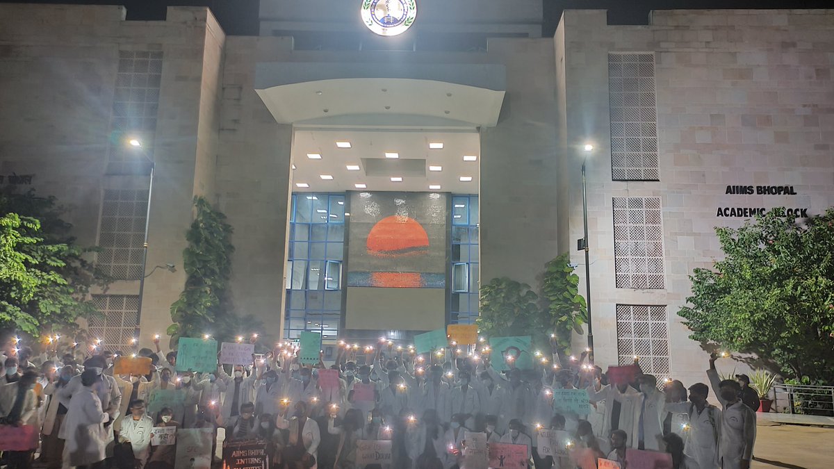 internsaiimsbpl's tweet photo. | Day 2 of Interns Strike |
Candle March by AIIMS Students showing support and strengthening the ongoing strike.

@etv @DirectorAtAIIMS @AIIMSBhopal @rda_aiims_bpl @DrHarjitBhatti @FordaIndia @MoHFW_INDIA @mansukhmandviya @PMOIndia 
#aiimsinternonstrike #nocompententauthority https://t.co/t8EY1pyvtj