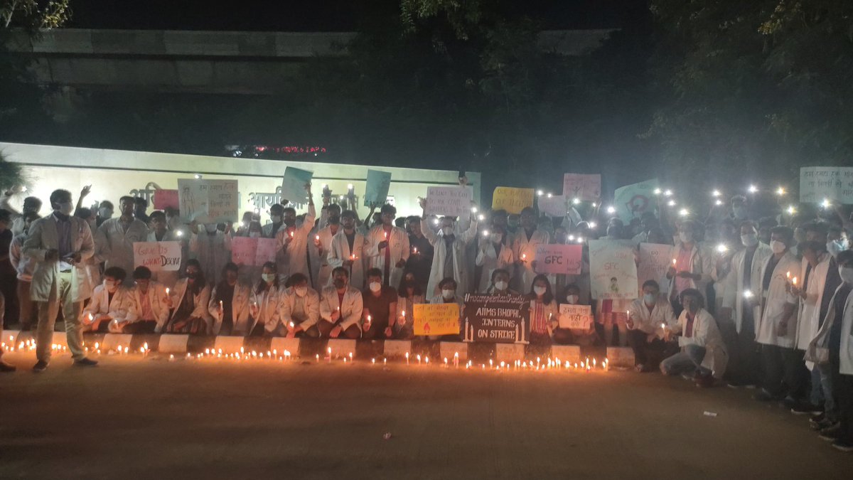 internsaiimsbpl's tweet photo. | Day 2 of Interns Strike |
Candle March by AIIMS Students showing support and strengthening the ongoing strike.

@etv @DirectorAtAIIMS @AIIMSBhopal @rda_aiims_bpl @DrHarjitBhatti @FordaIndia @MoHFW_INDIA @mansukhmandviya @PMOIndia 
#aiimsinternonstrike #nocompententauthority https://t.co/t8EY1pyvtj