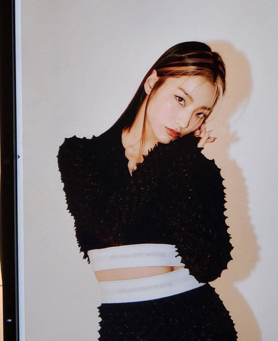 iThinkFromis's tweet photo. models are so lucky saerom chose music https://t.co/nBKdmDUdvX