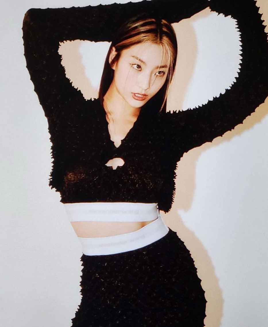 iThinkFromis's tweet photo. fr they should be THANKING her like how is she even real ?!! she's so pretty she ended all of their careers https://t.co/YvW2xsQw2b