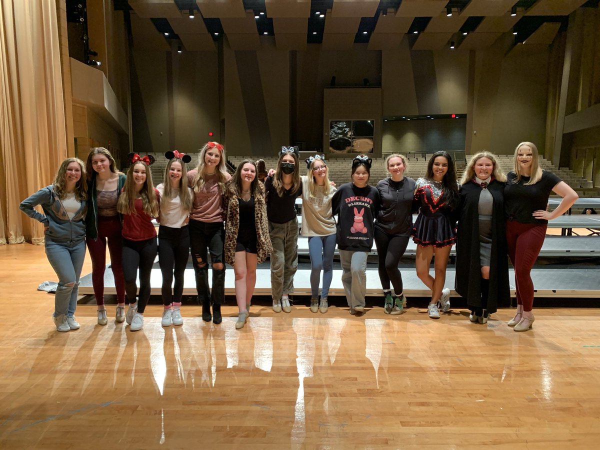 ESHS_Choirs's tweet photo. 👻 spooooooky show choir! Have a happy weekend! 🎃 https://t.co/pPHsgjxOfu