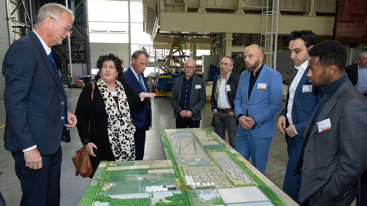 FlevoNieuws's tweet photo. Gedeputeerde @jandereus1 nam Tweede #Kamerleden van de commissie Infrastructuur en Waterstaat op werkbezoek langs het indrukwekkende #MITC. Het kennis- en testcentrum op gebied van #smart mobility in #Marknesse. Een samenwerking tussen @NLR, @DNW en @RDW met enorme impact. https://t.co/3aJEeg0Rmb