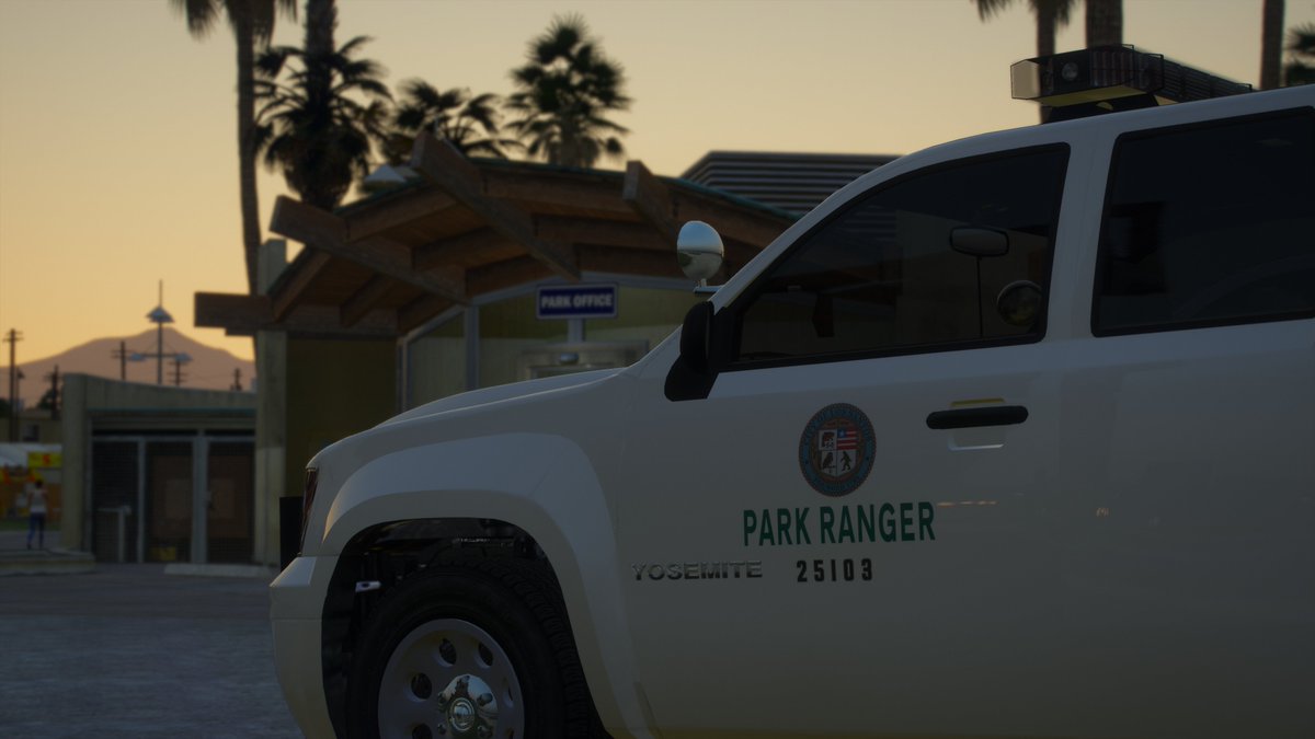 _LSPDHQ's tweet photo. Our Pacific Divsion Beach Detail are working closely with Los Santos Park Rangers across Vespucci this morning, to aid in the removal of illegal homeless encampents across the beach. https://t.co/TdxWXgE5yO