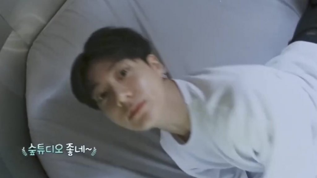 왤케둘다 . 이쁘게 누어가꼬 잇는겅미
특히 오른쪽 남자 뭔 말 갖다붙이면 다 성희롱 같이 보여서 난감함 .. 머릿속이 너무 혼잡해서 이사진 액정너머로 눈도 잘 못마주치겠고 오빠한테 너무 죄스럽고 힘들고 하지만 오빠가 먼저 아방하게 누우셨잖아요