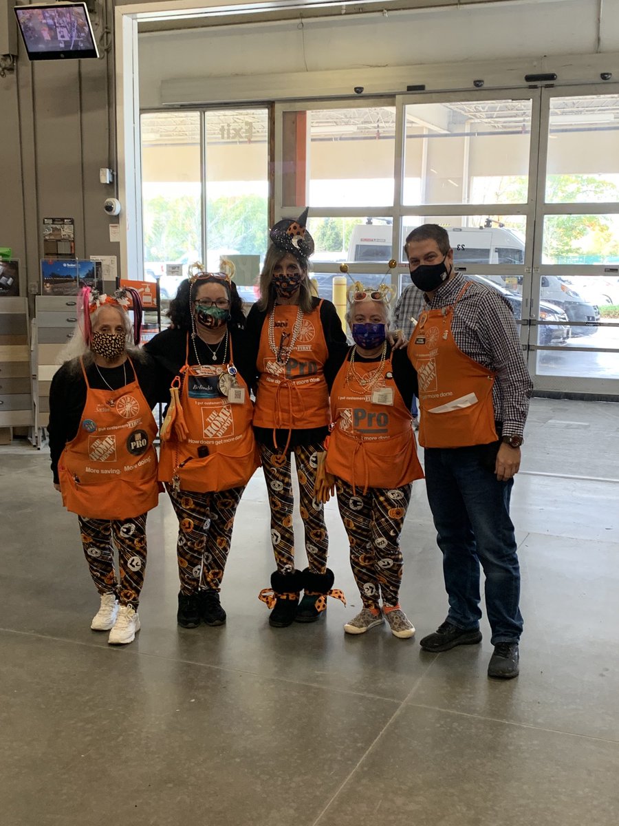 0963SM_Charlie's tweet photo. Enjoying the excitement my Front End and Pro associates bring to our customers each day.  I think we are ready for this Halloween weekend!!! ⁦@Tino_Longobardi⁩ ⁦@LourdesPerry⁩ https://t.co/uYf6CQDdsu