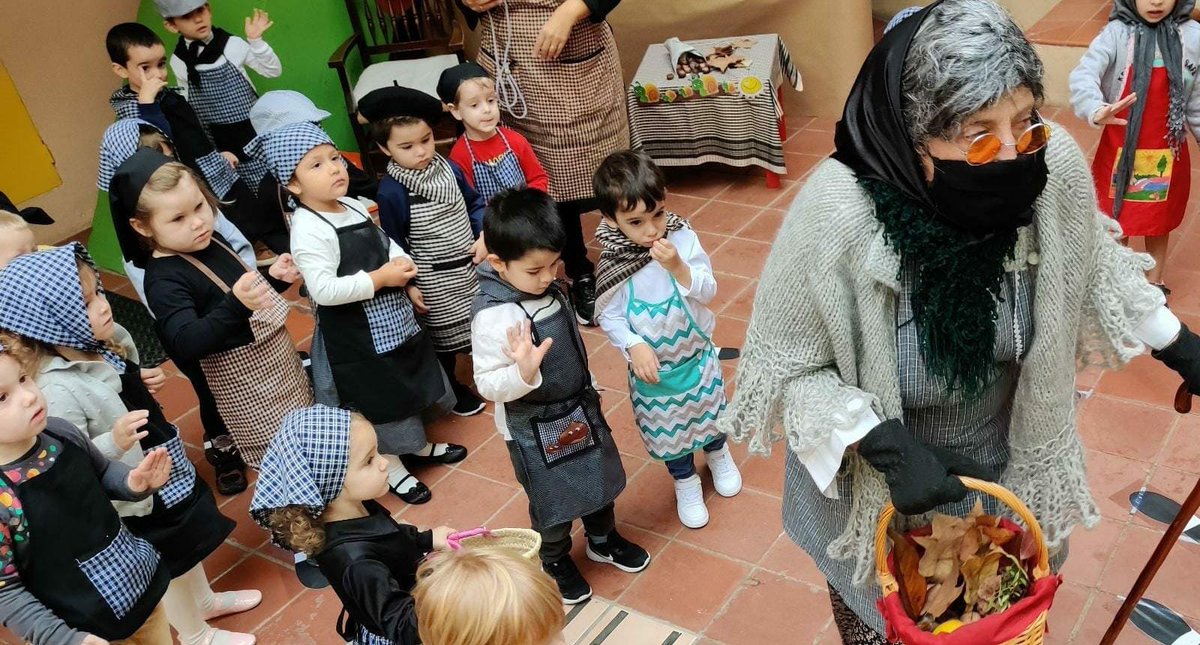 Tal com ens va dir a la carta, avui ha vingut la Maria, castanyera!!! Tots i totes hem anat a veure-la, hem parlat amb ella i li hem cantat cançons!!! Després hem continuat la festa ballant!!! 🌰🍁🍄🧺🎉🎉🎉🎉🎉🎉🎉
#connectatsambgoig 
#RedCentrosIT
