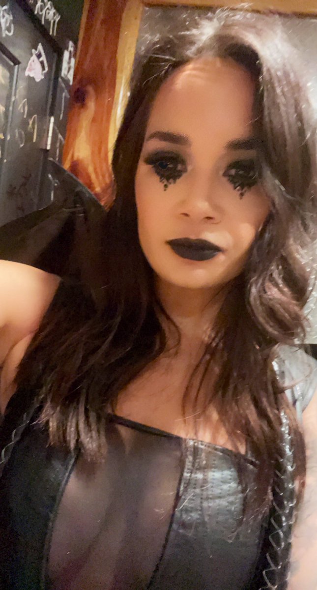 itskatieeeeee's tweet photo. Last night I dressed up as myself https://t.co/VPl8ehMYPX