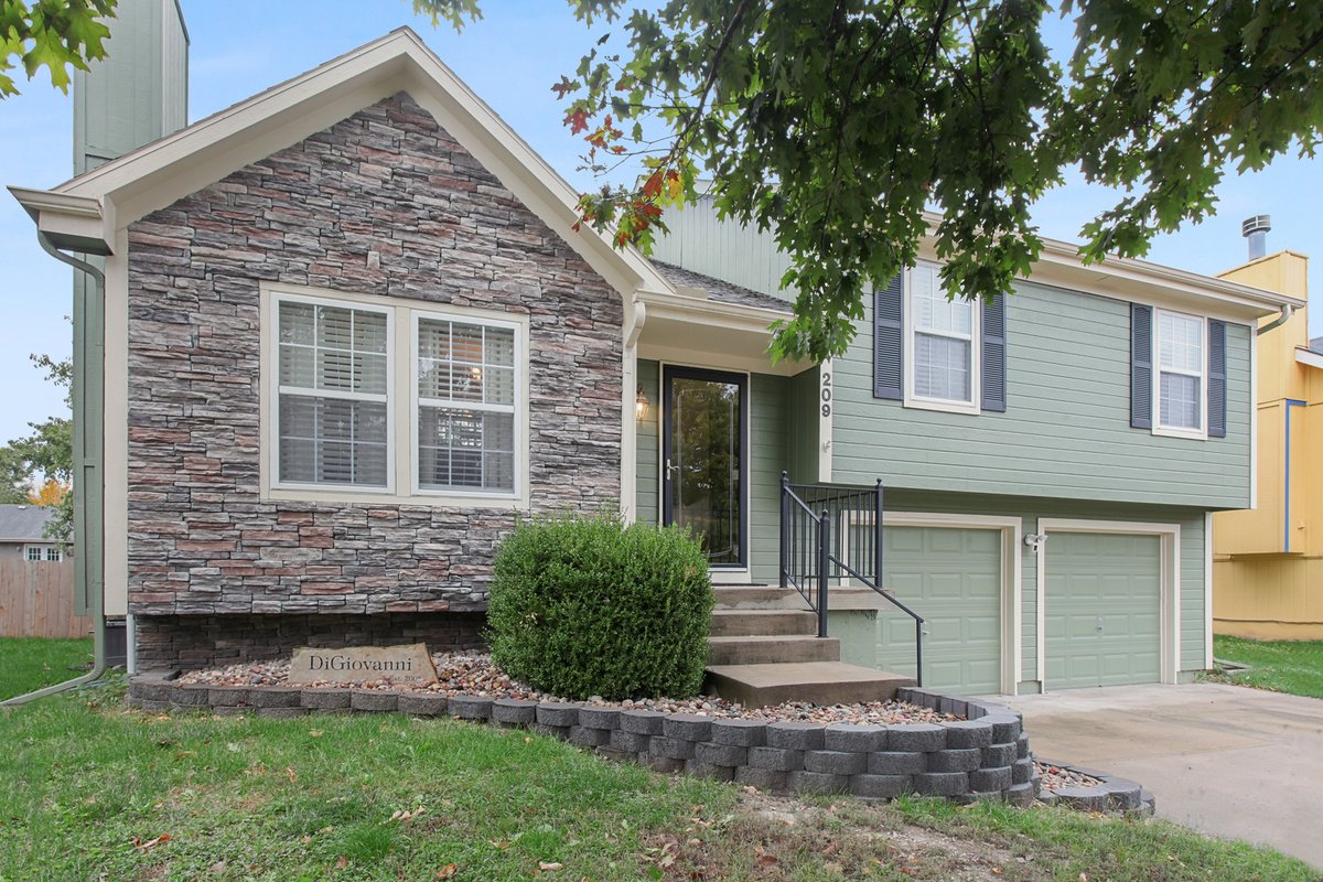 juliemaupin1227's tweet photo. Who do YOU know that WOULD LOVE THIS HOME??? Please let me know! I’m never too busy for your referrals and always happy to help ~ 816*777*5063 #hustlewithheart ❤️🏡❤️RE/MAX Results  #kcmarket #bestofkc #happytoserve https://t.co/rC3sMu39iy