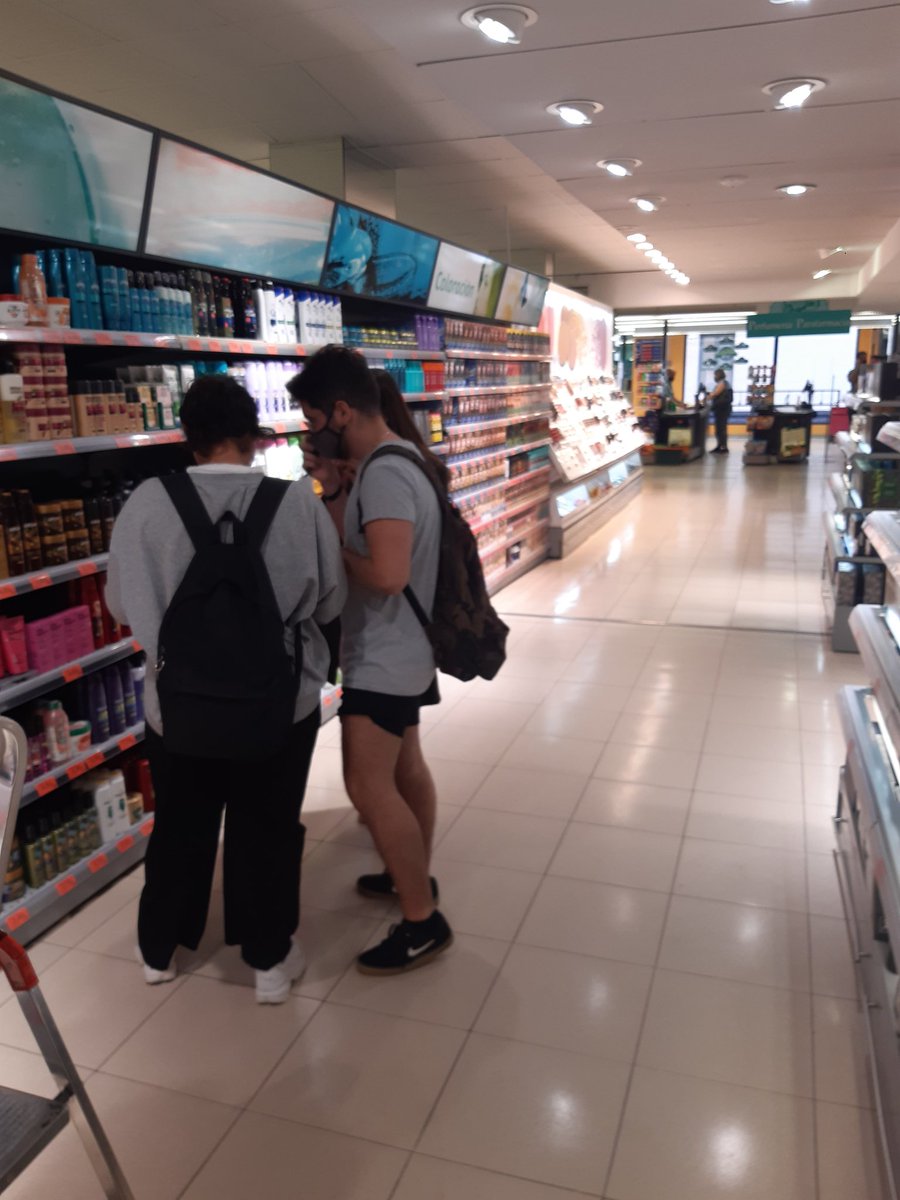 Crisey8's tweet photo. Ir al supermercado con alumnos puede ser muy divertido..#eligiendoproducto #2MediaciónComunicativa #EIEM #IesAlhadra 🛒🏷🪙🔎 https://t.co/k1yRrmMSk8