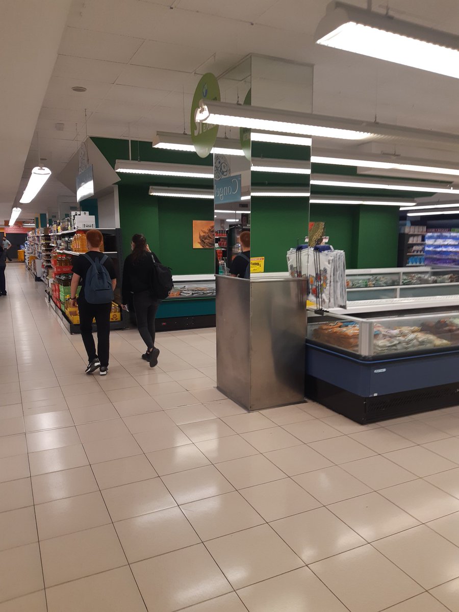 Crisey8's tweet photo. Ir al supermercado con alumnos puede ser muy divertido..#eligiendoproducto #2MediaciónComunicativa #EIEM #IesAlhadra 🛒🏷🪙🔎 https://t.co/k1yRrmMSk8