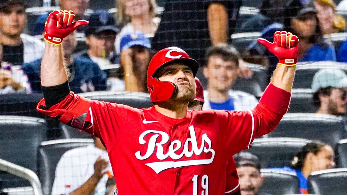Reds's tweet photo. "Me! Me! Me!" 🐐 https://t.co/wYCpBPcnt1