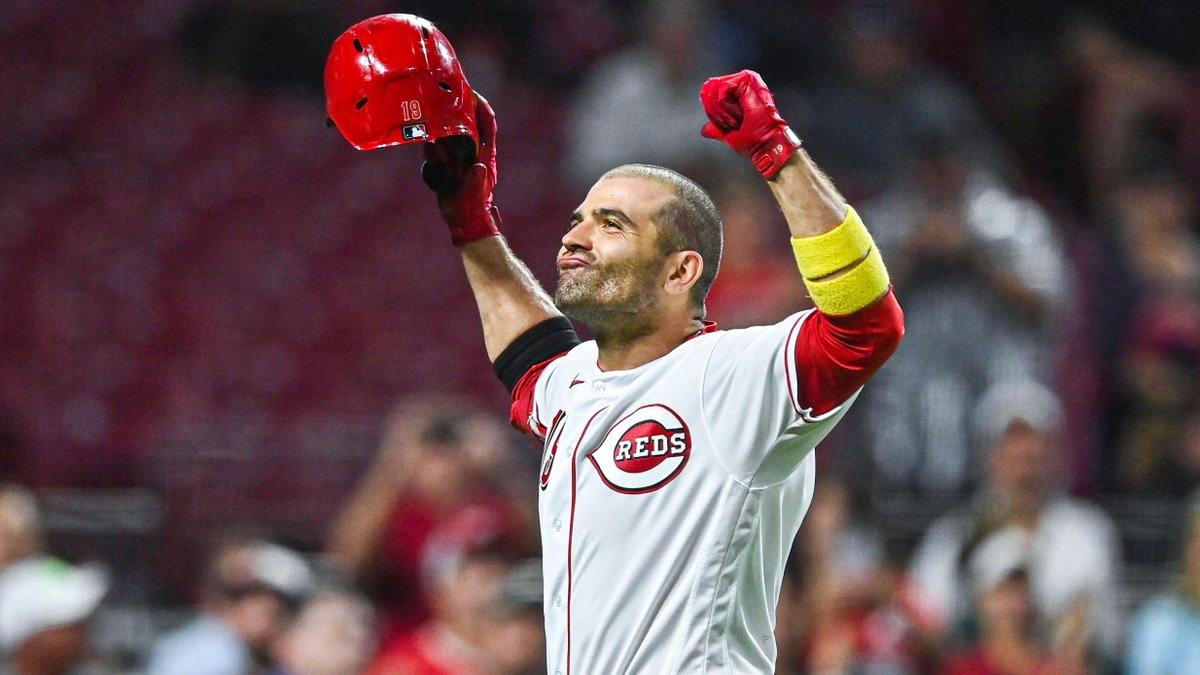Reds's tweet photo. "Me! Me! Me!" 🐐 https://t.co/wYCpBPcnt1