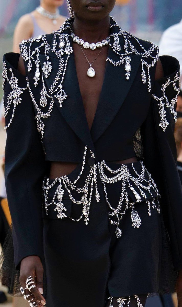 Social_couture_'s tweet photo. Alexander McQueen: S/S 2022 Runway details📍 https://t.co/EnW9lvQXRI