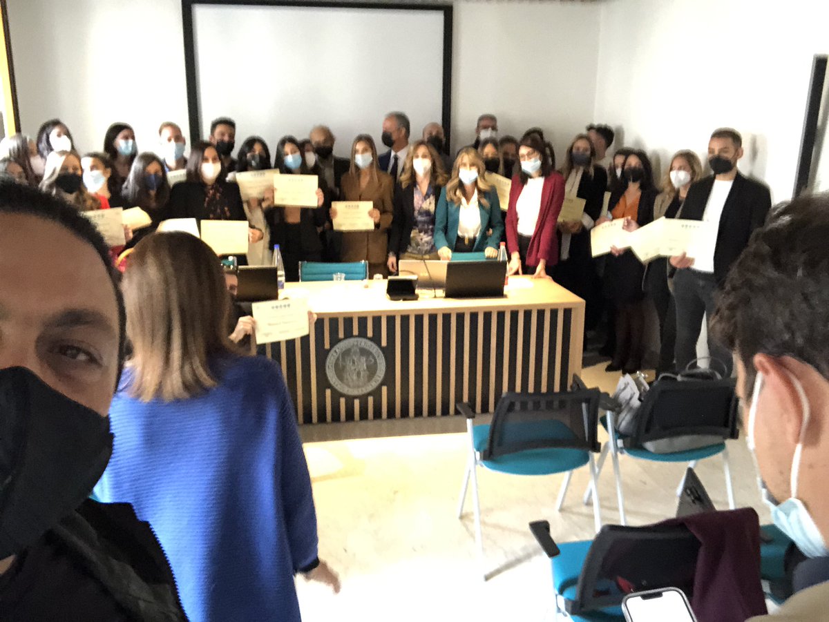 killermedia's tweet photo. «Dum loquimur fugerit invida
aetas: carpe diem, quam minimum credula postero.» 
Se la Foto di Gruppo finale in Corso in Social Media lo faccio io il Selfie alla Consegna dei Diplomi vuol dire che mi devono invitare a fare una lezione su come Busogna accelerare #CarpeDiem 
#somen https://t.co/JU2SxCJiQq