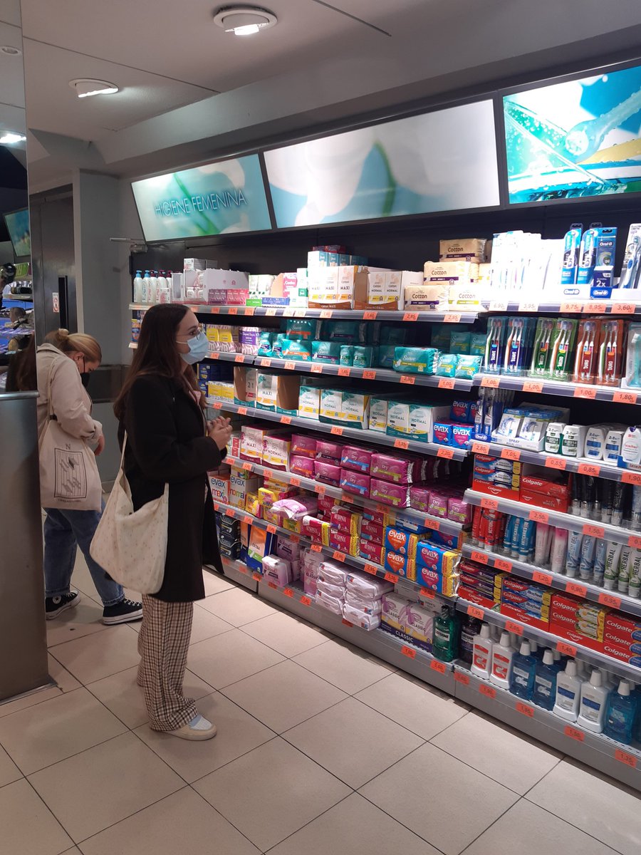 Crisey8's tweet photo. Ir al supermercado con alumnos puede ser muy divertido..#eligiendoproducto #2MediaciónComunicativa #EIEM #IesAlhadra 🛒🏷🪙🔎 https://t.co/k1yRrmMSk8