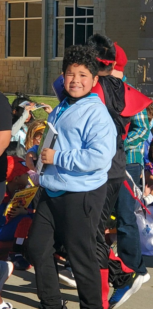 KDEKWINTERS's tweet photo. What a beautiful day for our annual book character Parade! Jayden picked his new favorite character to dress up as. Check out Jordan from New Kid 🌞❤️ @JerryCraft https://t.co/qZYTz9Jupn