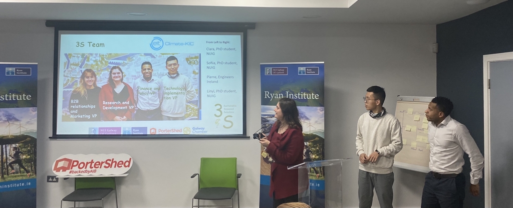 GalwayClimathon's tweet photo. Super presentation by @GalwayClimathon Team 5 “Sustainable Seaweed Solutions” on wastewater treatment innovation. @nuigalway @RyanInstitute @portershed https://t.co/r0unStHlAQ