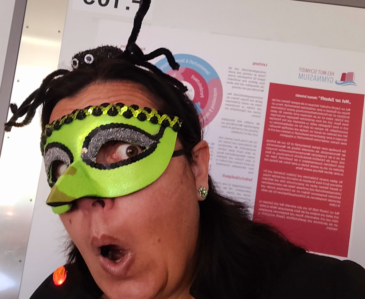 MrsStoffregen's tweet photo. Teaching English #halloweenfun #teachingefl #twlz - Ihr wart doch heute dressed up, ODER?!
(Logo, nach dem Bild wieder mit Maske) https://t.co/9Uw5W3JnSw