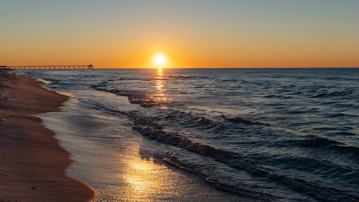 CDisyourAgent's tweet photo. #morningandevening #destin #oceanbeach #oceanreef #12promax #samelocation https://t.co/Q5PRWucoSA