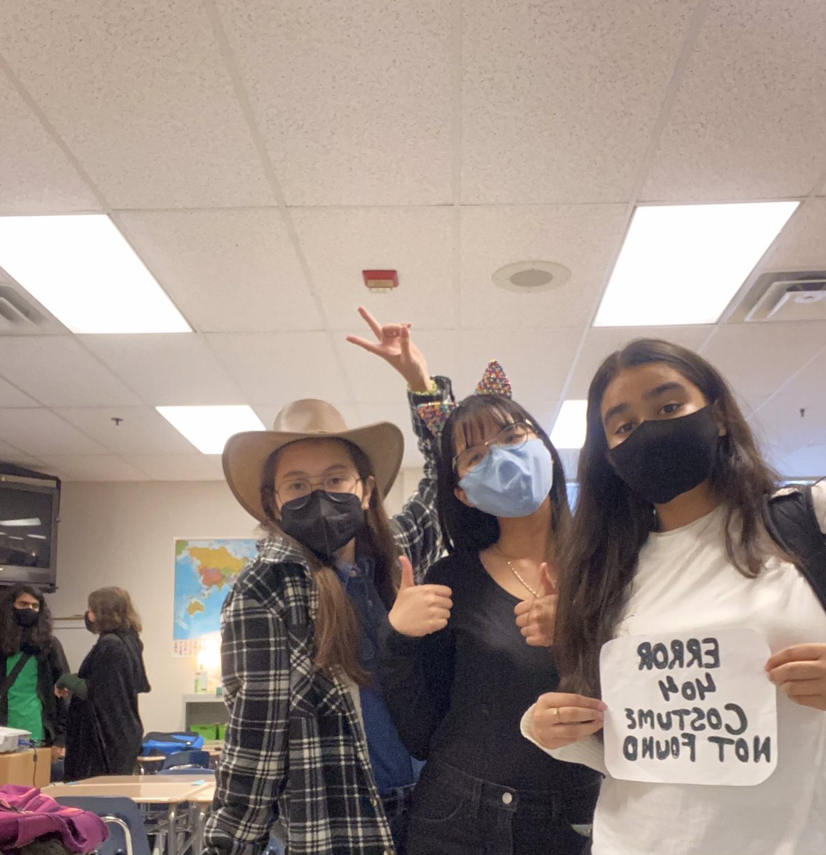 caroolinnn_'s tweet photo. costume day!! 🎃 #spookyspirit23 https://t.co/CHNmsijMDM