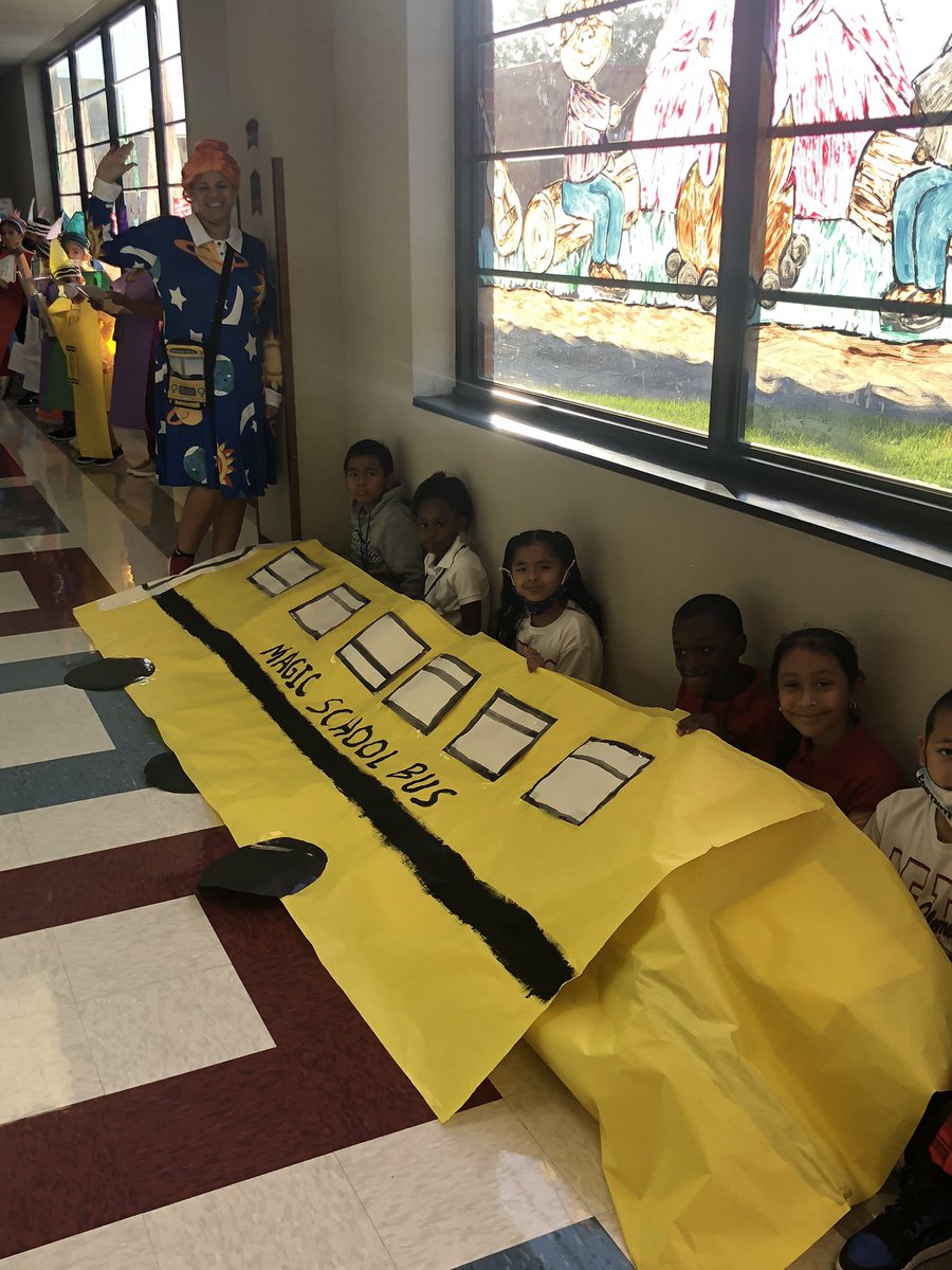 JacksonLCISD's tweet photo. @JacksonLCISD annual character parade! https://t.co/cYiEM36ScD