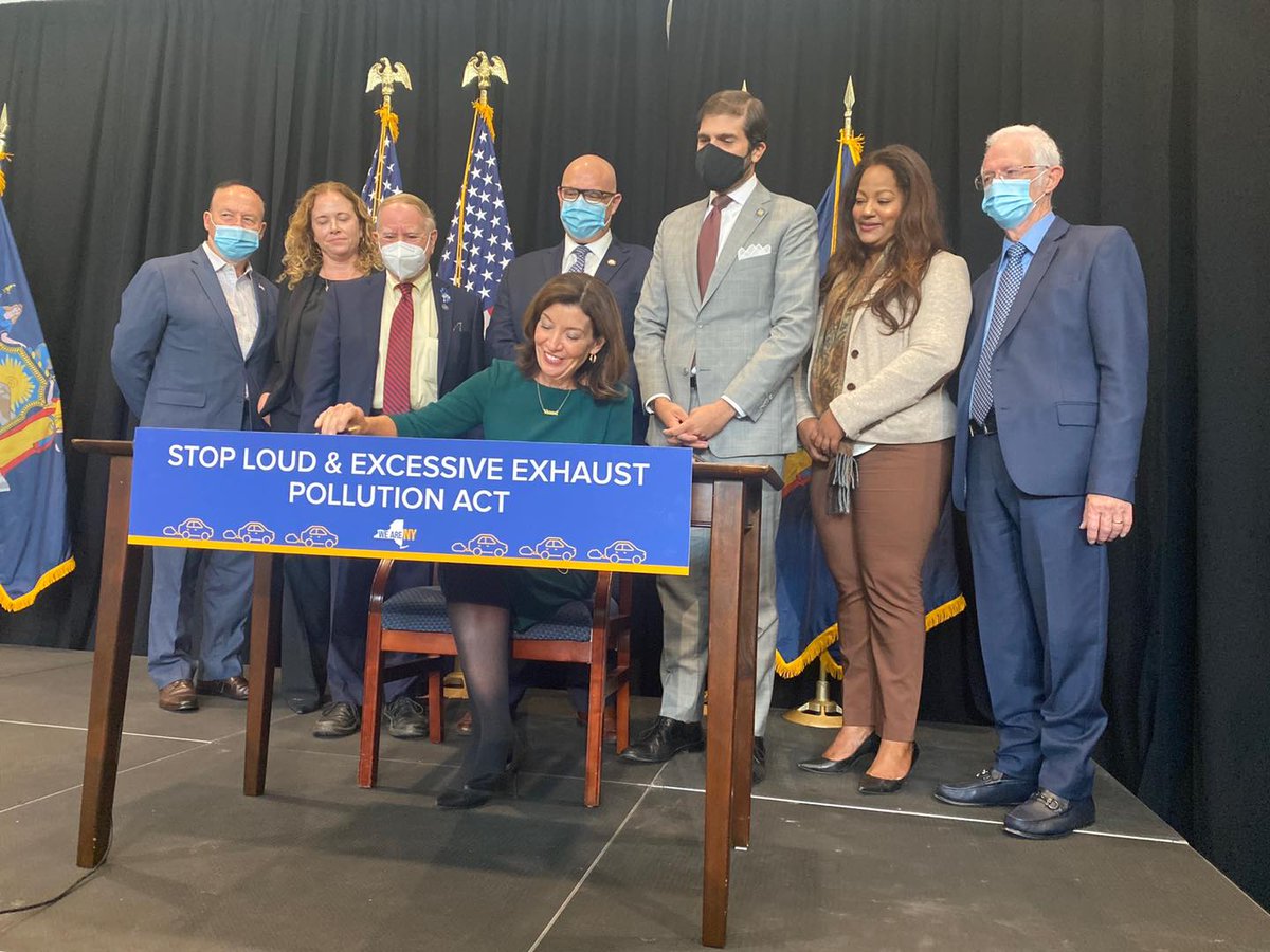 Sen_Gounardes's tweet photo. #BREAKING: The SLEEP Act is now signed into law!
I’m grateful to @GovKathyHochul for coming to #Bensonhurst this morning to sign my legislation cracking down on illegal mufflers and car exhausts. https://t.co/7WS22B5Q2W