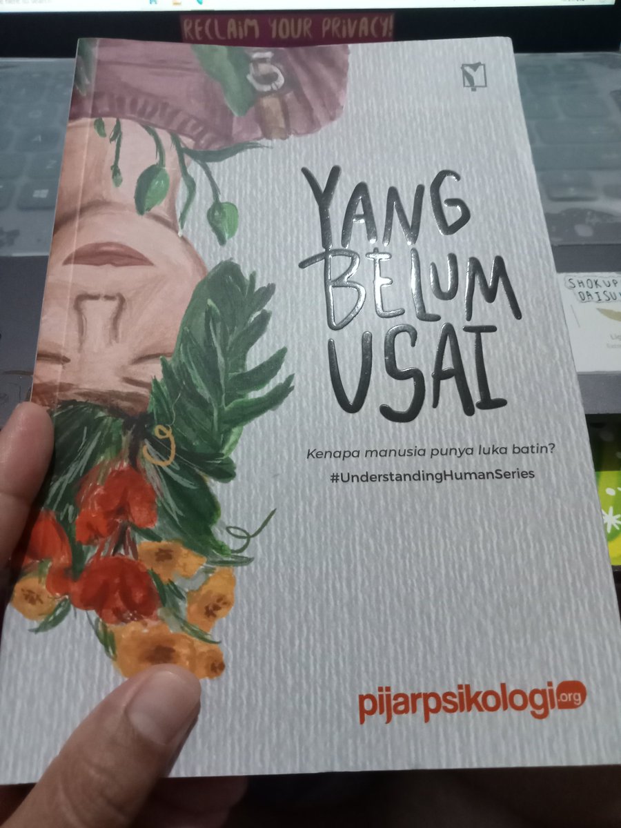 Dibalik buku yang baru ada layar laptop dengan film series yang sudah dipilih. Sudah bisa ditebak kan yang dipilih yg mana🤸