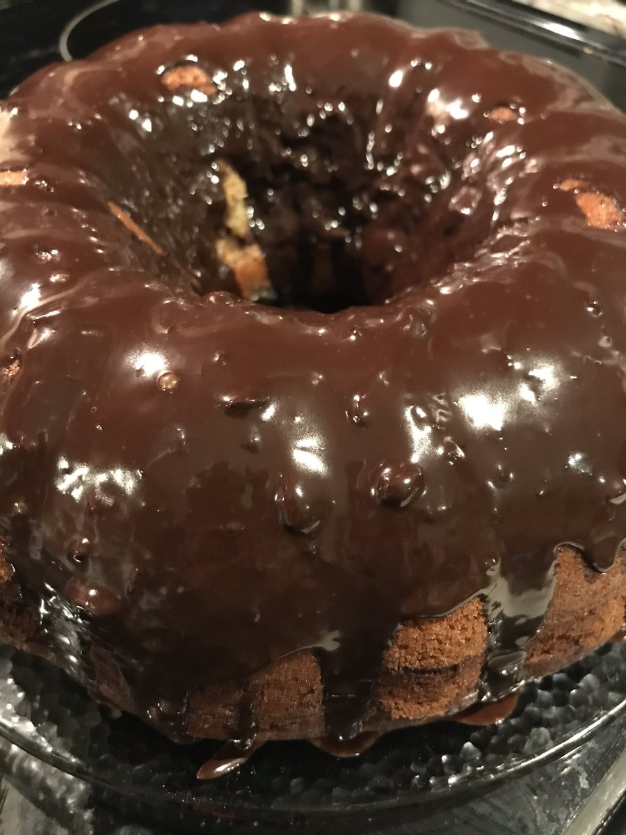 I baked this banana chocolate Bundt late last night so I could have it for breakfast with coffee. I could eat this whole cake😂 Have a sweet Friday!