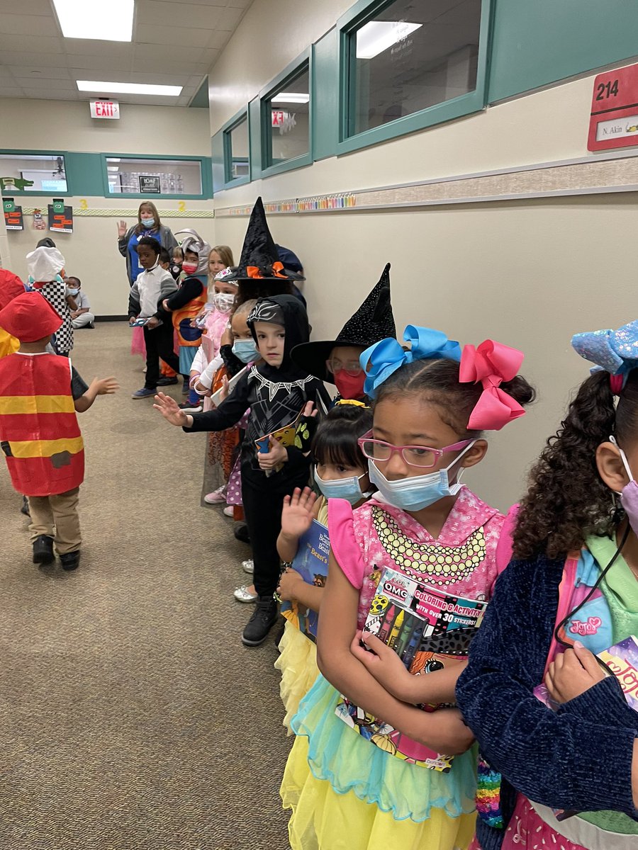 AEScounselor's tweet photo. These Gators march in favor of making healthy choices! #drugfree #redribbon @ClarkWritesNow @SpringISD @DrMiguelSPerez @LibraryAES @AndersonGators @AEScounselor https://t.co/WBofLX4lM4