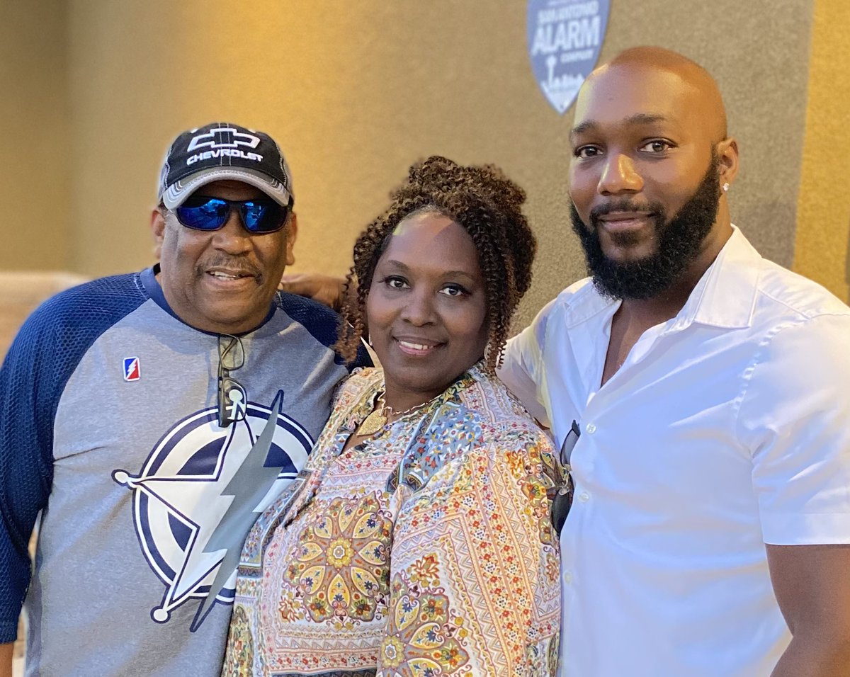DemetrilHebert1's tweet photo. @SAC_OSR @spurs @dallascowboys Thanks Martín and the Office of Student Records.  It was an Amazing weekend filled with Family, Friends, Love, and Laughter! https://t.co/eYaM8ijgTK