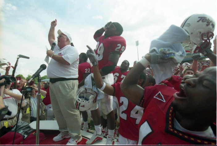 MClub_UMD's tweet photo. Flash Back Friday: @TerpsFootball @CoachFridge and the 2001 Team sing the @umterps fight song #FlashbackFriday #respectforthepast @UMDArchives https://t.co/TVbwmBX94b
