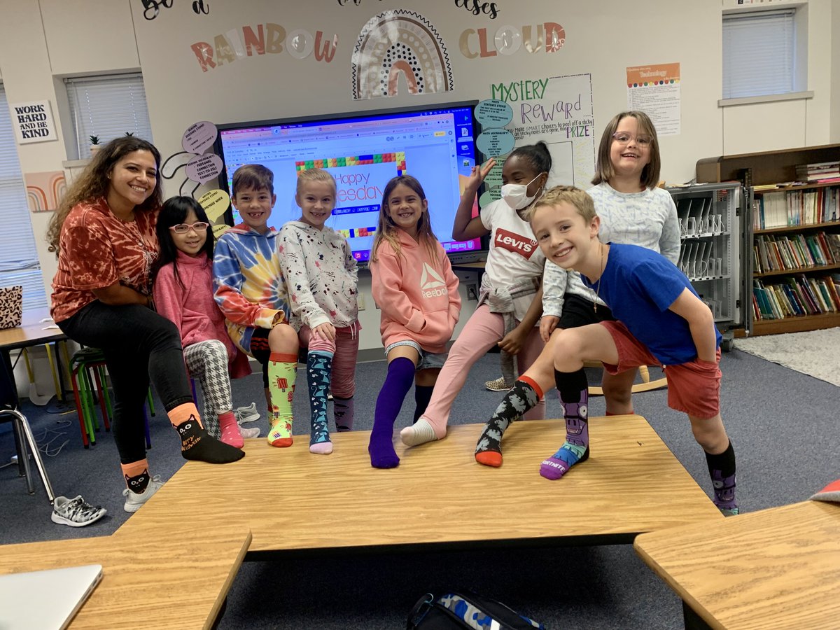 theMsVera1's tweet photo. ♥️ Red Ribbon Week day 2: Crazy socks day!! 🧦 🐻🐾#redribbonweek #bearshine #MyMISD https://t.co/LCfVyItsJn