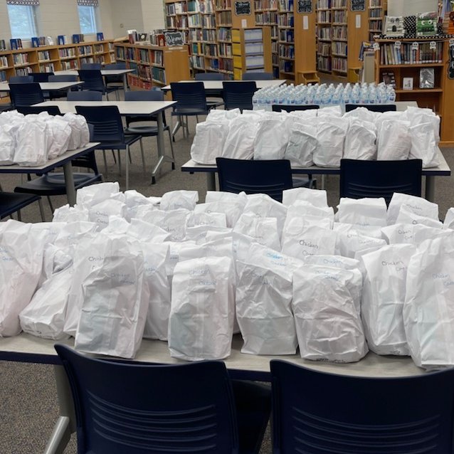 TupeloHigh's tweet photo. Lunch is served! Trae Wyatt and Mobile Manna just delivered 200 chicken wrap lunches for the THS Staff! 😍😋 Thank you for thinking of us! #GoWave #TPSD https://t.co/UGsU2HXSDb