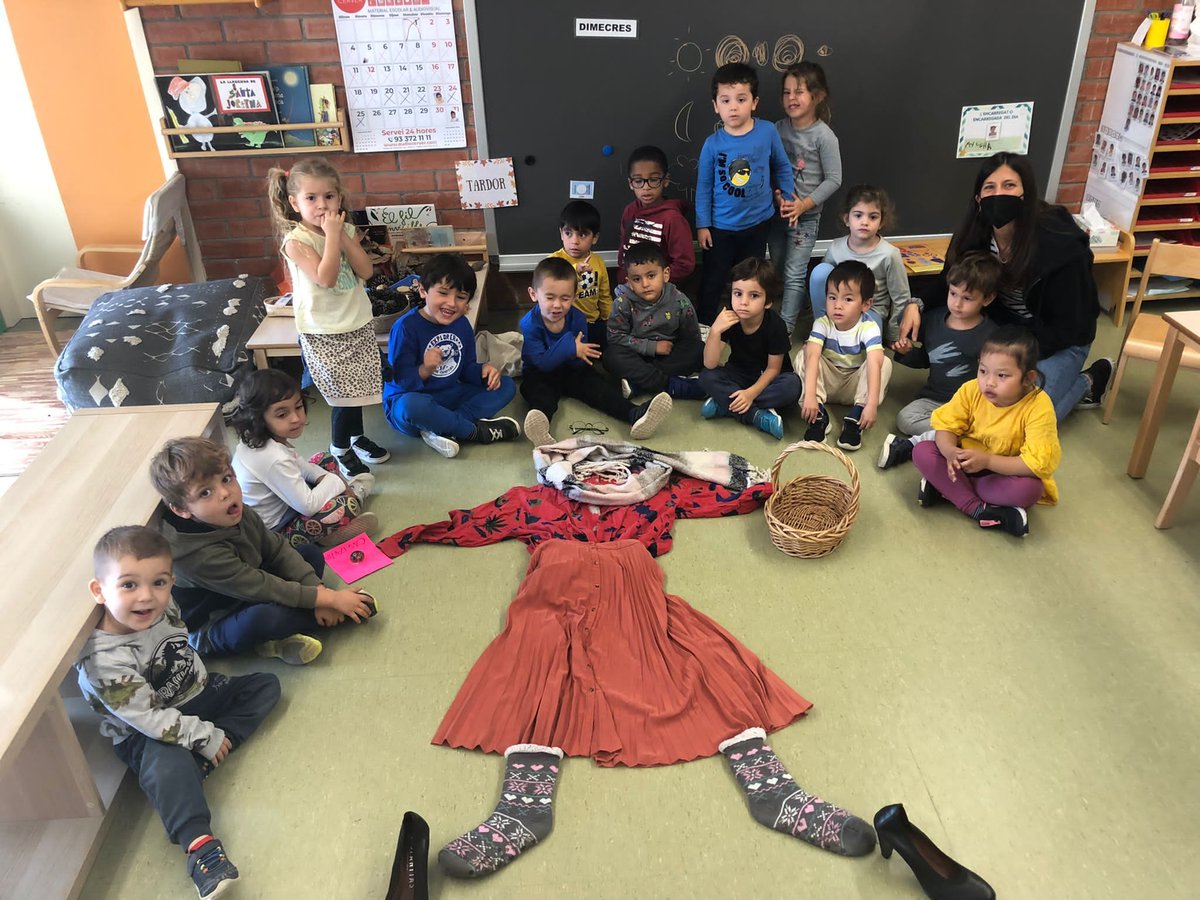 escbalmanya's tweet photo. Aquesta setmana les nenes i nens d'infantil han fet una gimcana per trobar les peces de roba que la castanyera havia perdut i així ha pogut venir avui a portar les castanyes. https://t.co/PuHRE9mqGQ