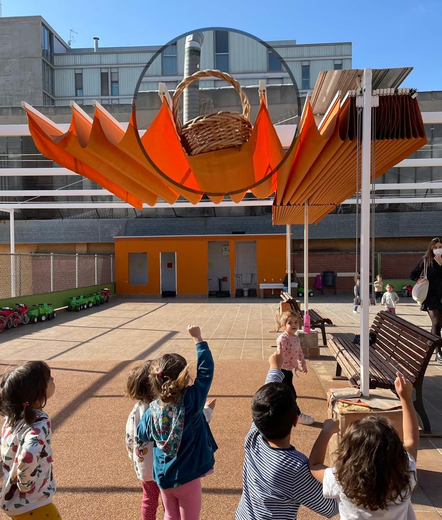 escbalmanya's tweet photo. Aquesta setmana les nenes i nens d'infantil han fet una gimcana per trobar les peces de roba que la castanyera havia perdut i així ha pogut venir avui a portar les castanyes. https://t.co/PuHRE9mqGQ