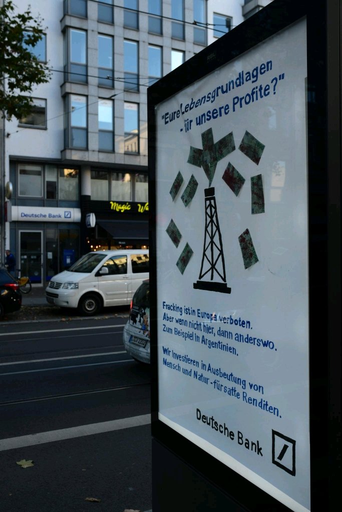 SolidarischeA's tweet photo. "There is no future for you and no present for us"@EstebanServat

Die @DeutscheBank finanziert in Europa verbotenes Fracking&amp;investiert in fossile Industrien.

In #VacaMuerta sterben dafür Kinder an Leukämie,der Boden ist verseucht&amp;massivst klimaschädliche Methan wird freigesetzt https://t.co/soJmj5FMN6