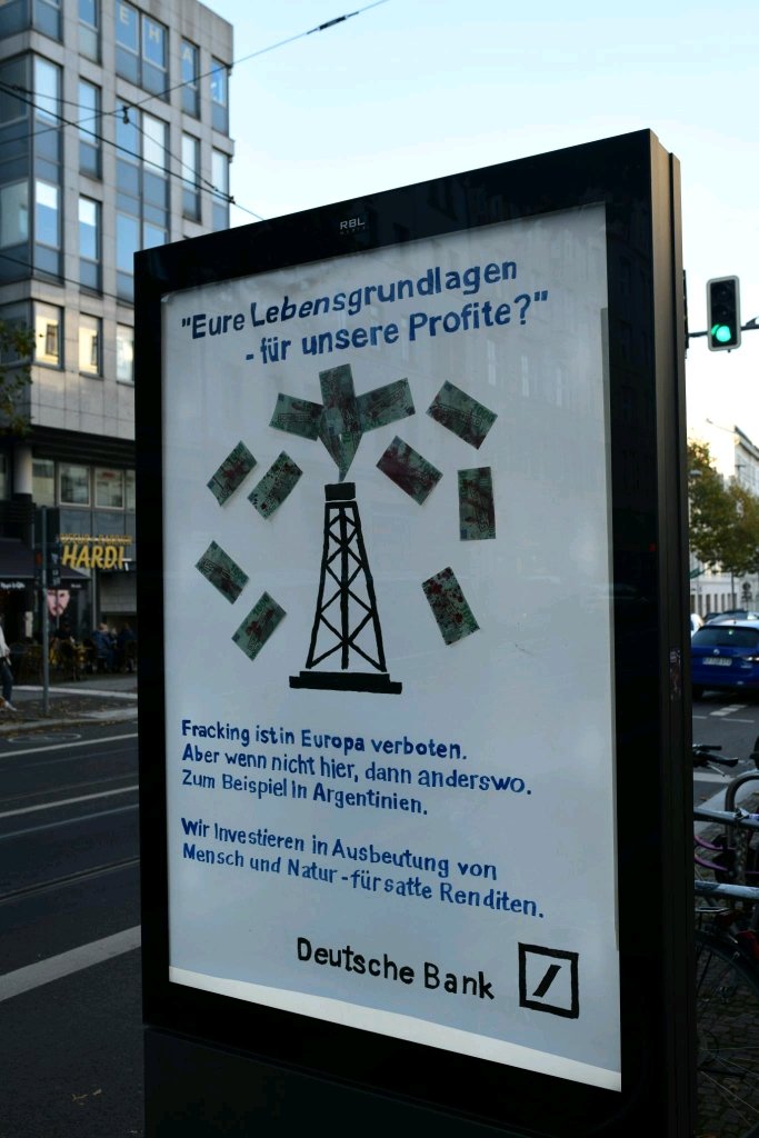 SolidarischeA's tweet photo. "There is no future for you and no present for us"@EstebanServat

Die @DeutscheBank finanziert in Europa verbotenes Fracking&amp;investiert in fossile Industrien.

In #VacaMuerta sterben dafür Kinder an Leukämie,der Boden ist verseucht&amp;massivst klimaschädliche Methan wird freigesetzt https://t.co/soJmj5FMN6