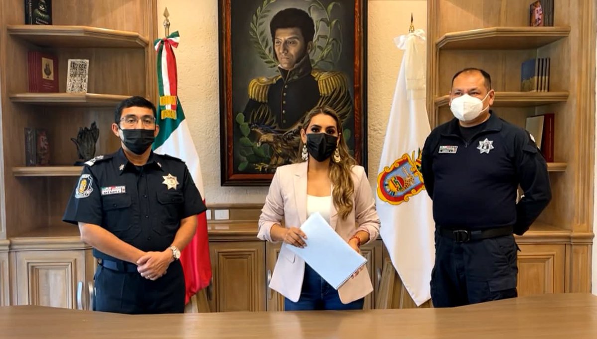 Presenta la Gobernadora <a href="/EvelynSalgadoP/">Evelyn Salgado Pineda</a> el #OperativoDeSeguridad por el #DíaDeMuertos. El titular de la <a href="/SSPGro/">SSPGRO</a> Capitán Evelio Méndez Gómez y el Subsecretario, Irving Jiménez Sánchez dieron los detalles del reforzamiento en coordinación con autoridades civiles y militares