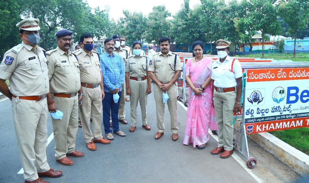 KhammamCp's tweet photo. ఖమ్మం నగరంలో ట్రాఫిక్ క్రమబద్ధీకరణలో భాగంగా  బారీగెట్లు ఏర్పాటు చేస్తున్నట్లు పోలీస్ కమిషనర్ విష్ణు యస్.వారియర్ తెలిపారు. నగరంలోని బీలీఫ్ హాస్పిటల్ వారి సౌజన్యంతో వితరణగా అందజేసిన 20 బారీగెట్లను ఈరోజు పోలీస్ కమాండ్ కంట్రోల్ సెంటర్ లో పోలీస్ కమిషనర్ మరియు బీలీఫ్ హాస్పిటల్ మేనేజిం https://t.co/WLfKRKJiSH