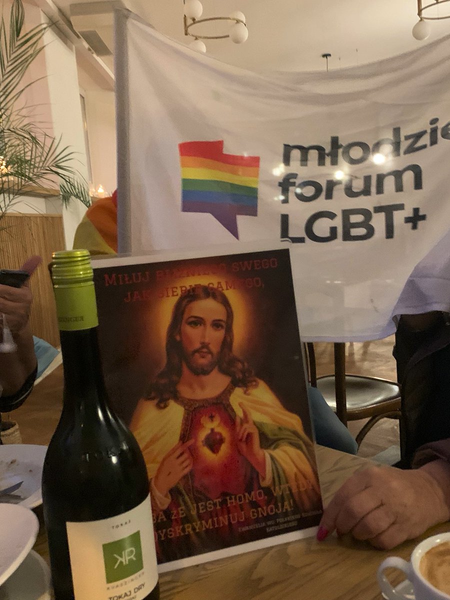 magnuszewskaw's tweet photo. Jesteśmy właśnie w kawiarni niedaleko sejmu, gdzie mamy przerwę przed konferencja prasową. 

W kawiarni spotkaliśmy „obrońców życia”, Kaję Godek i jej kolegę prezentujących równie wartościowy „projekt obywatelski” w sejmie. 

Obsługa w prezencie podarowała nam wino. https://t.co/UkZlaQYDM3