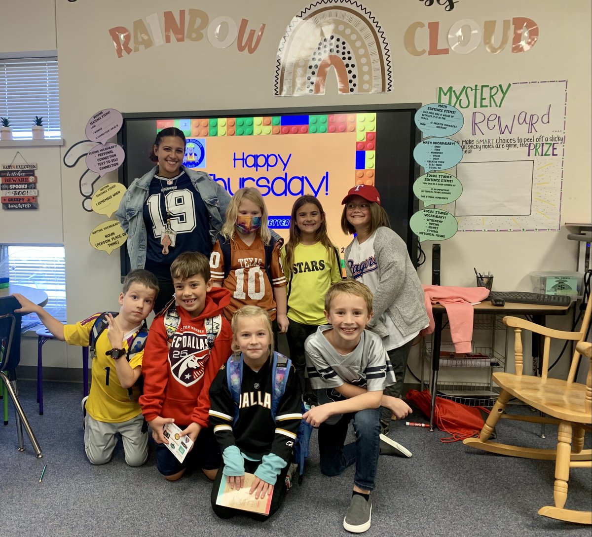 theMsVera1's tweet photo. ♥️Red Ribbon Week day 3: Jersey Day!! 👕🐻🐾 #redribbonweek #bearshine #MyMISD @thompsliveskind https://t.co/VwjG22hg1U