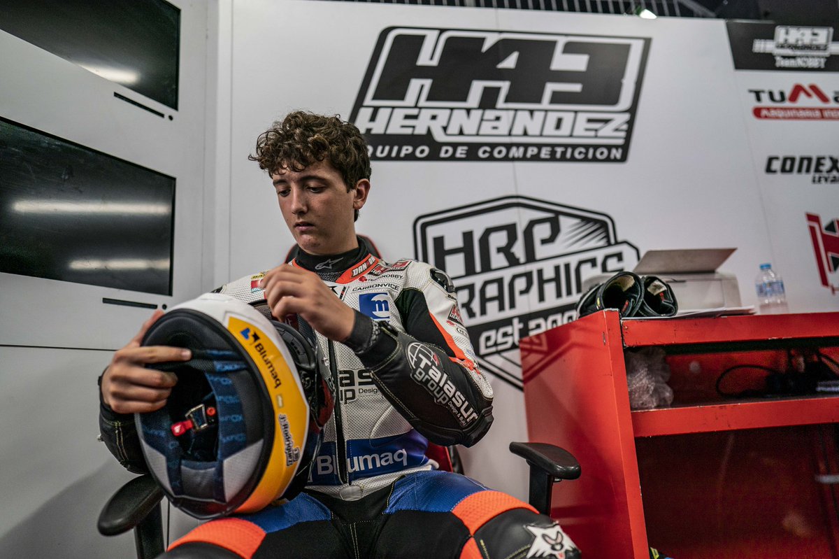 H43Team's tweet photo. ¡Terminamos los libres! ✅

Hoy Carlos Cano ha sido el segundo piloto más rápido en Moto4, sigue en un gran estado de forma 💪🏼

Además, en Supersport, @juan38rpm ha sido undécimo, Joan Díaz decimonoveno y Davide Fabbri vigésimo. Vamos a seguir trabajando, no nos vamos a rendir ✊🏼 https://t.co/0I1Jnnlxv6