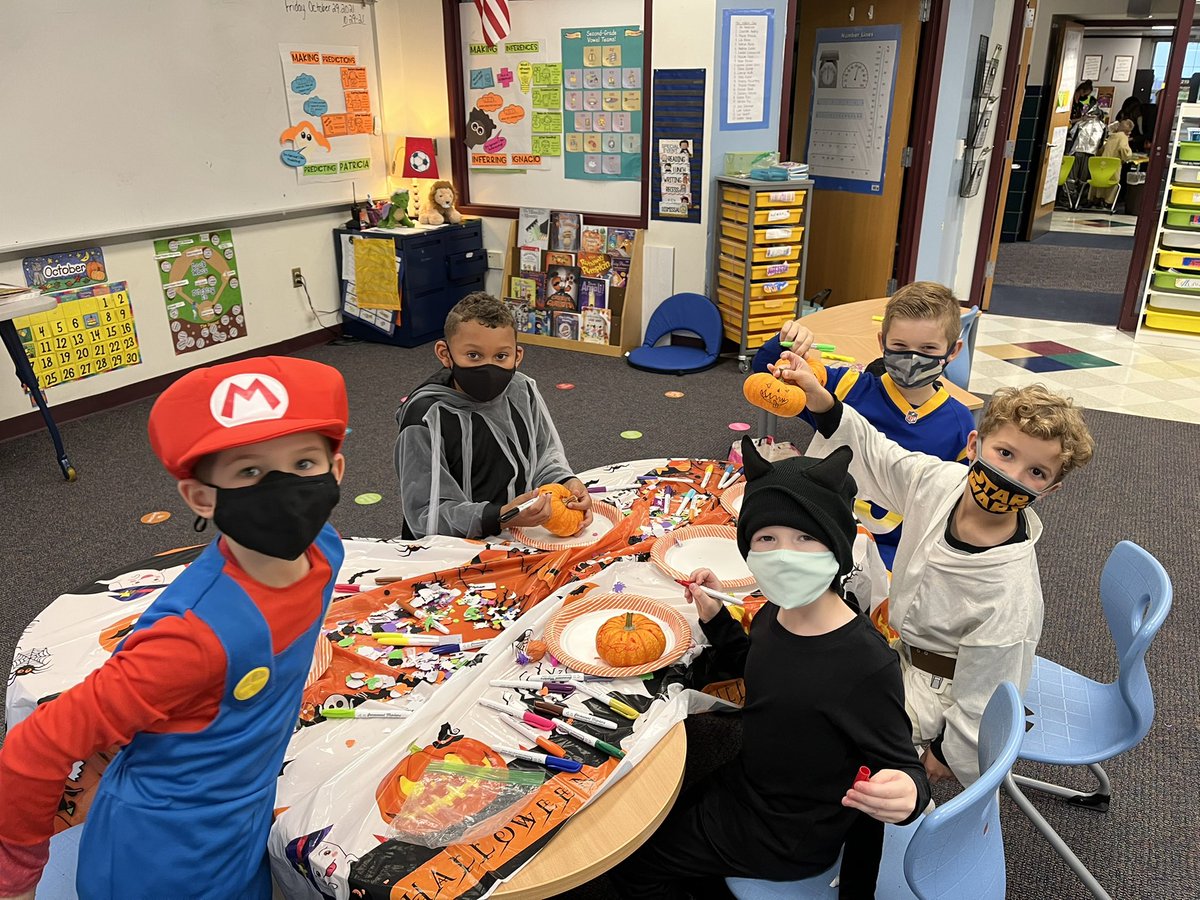 AndreaWiden's tweet photo. Pumpkin decorating, a scavenger hunt, bingo, and donuts and cider with friends. What a fun morning! https://t.co/qKZk3YsZuE